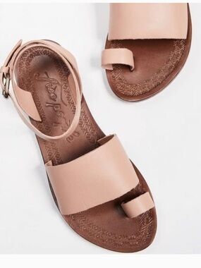 Free People Blush Tan Leather Toe-Loop Sandals